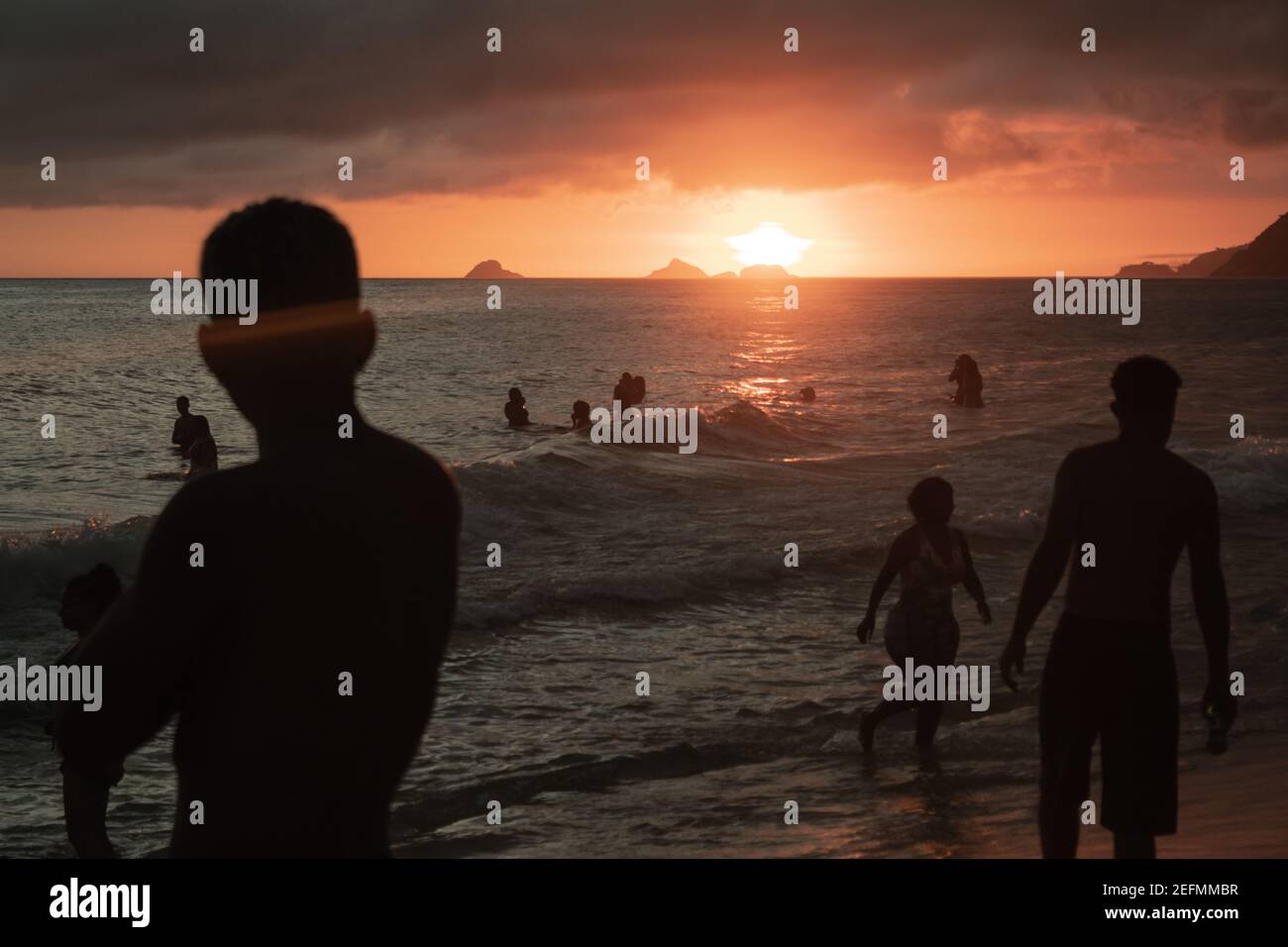 Silhouette gente che gode l'estate a Rio de Janeiro´s bella spiaggia, Brasile Foto Stock