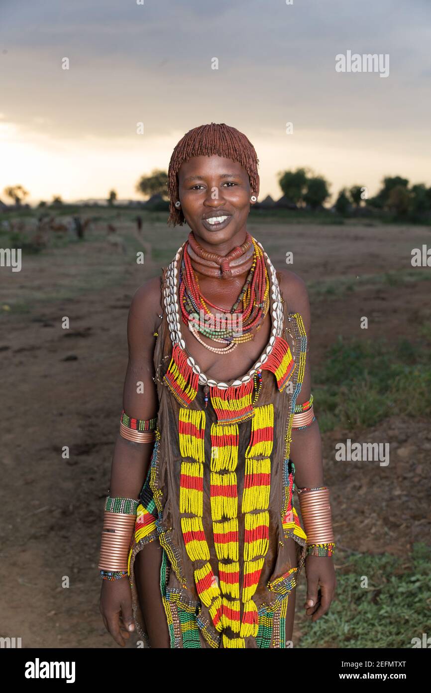 Ritratto di Hamer Woman all'alba : Ritratto di Hamer Woman all'alba : Hamer Woman in un campo dove il bestiame della tribù pascolano. Essere primariamente pasto Foto Stock