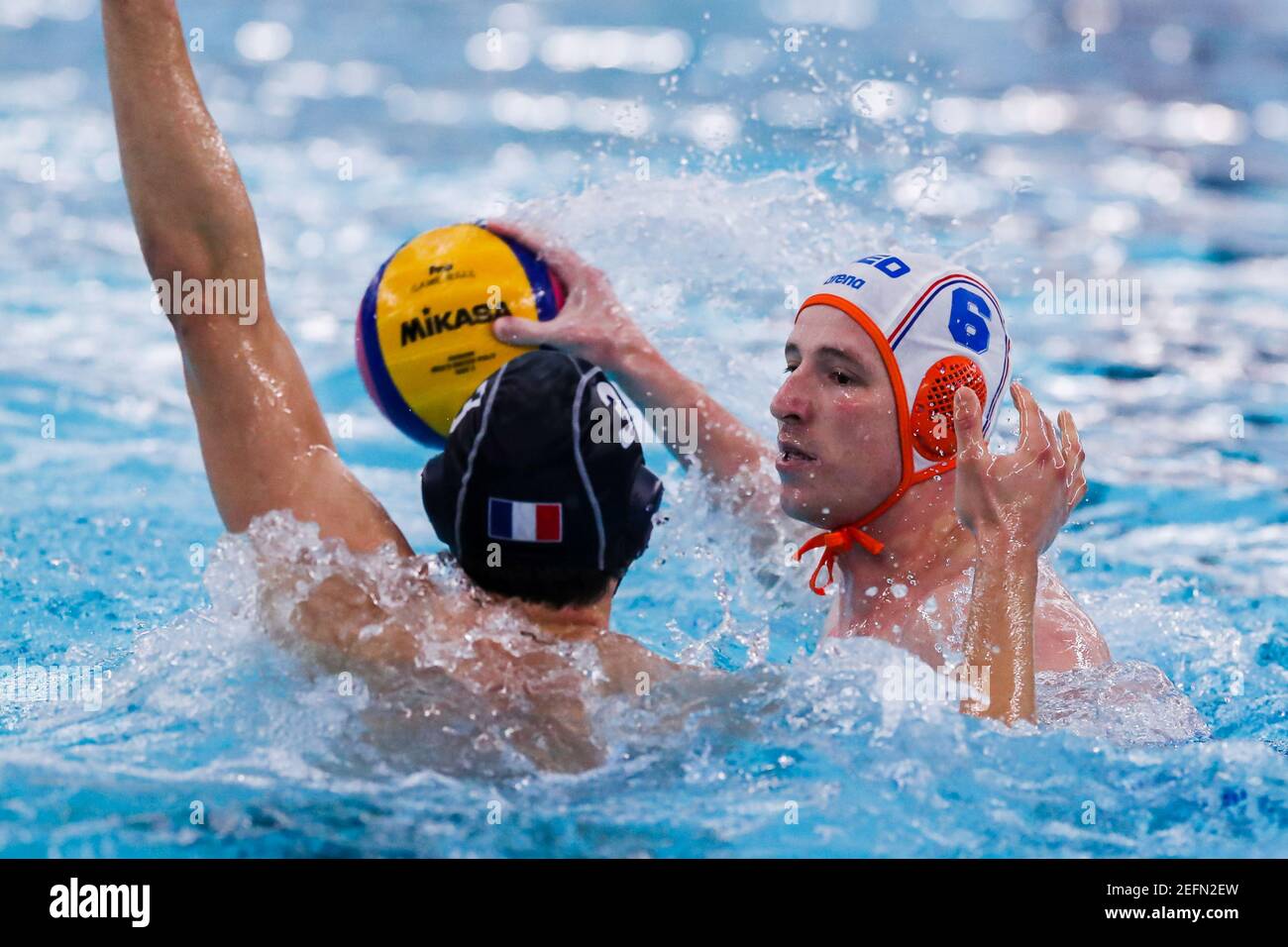 Rotterdam, Paesi Bassi. 17 Feb 2021. ROTTERDAM, PAESI BASSI - FEBBRAIO 17: Romain Marion Vernoux di Francia, Robin Lindhout dei Paesi Bassi durante il torneo olimpico di qualificazione Waterpolo 2021 tra Paesi Bassi e Francia a Zwemcentrum Rotterdam il 17 febbraio 2021 a Rotterdam, Paesi Bassi (Foto di Marcel ter Bals/Orange Pictures) Credit: Orange Pics BV/Alamy Live News Foto Stock