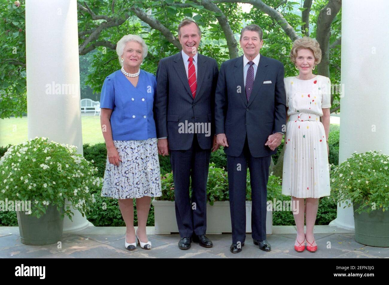 Ritratto ufficiale del presidente Ronald Reagan, Nancy Reagan, del vicepresidente George H. W. Bush e Barbara Bush sul colonnato della Casa Bianca. Foto Stock