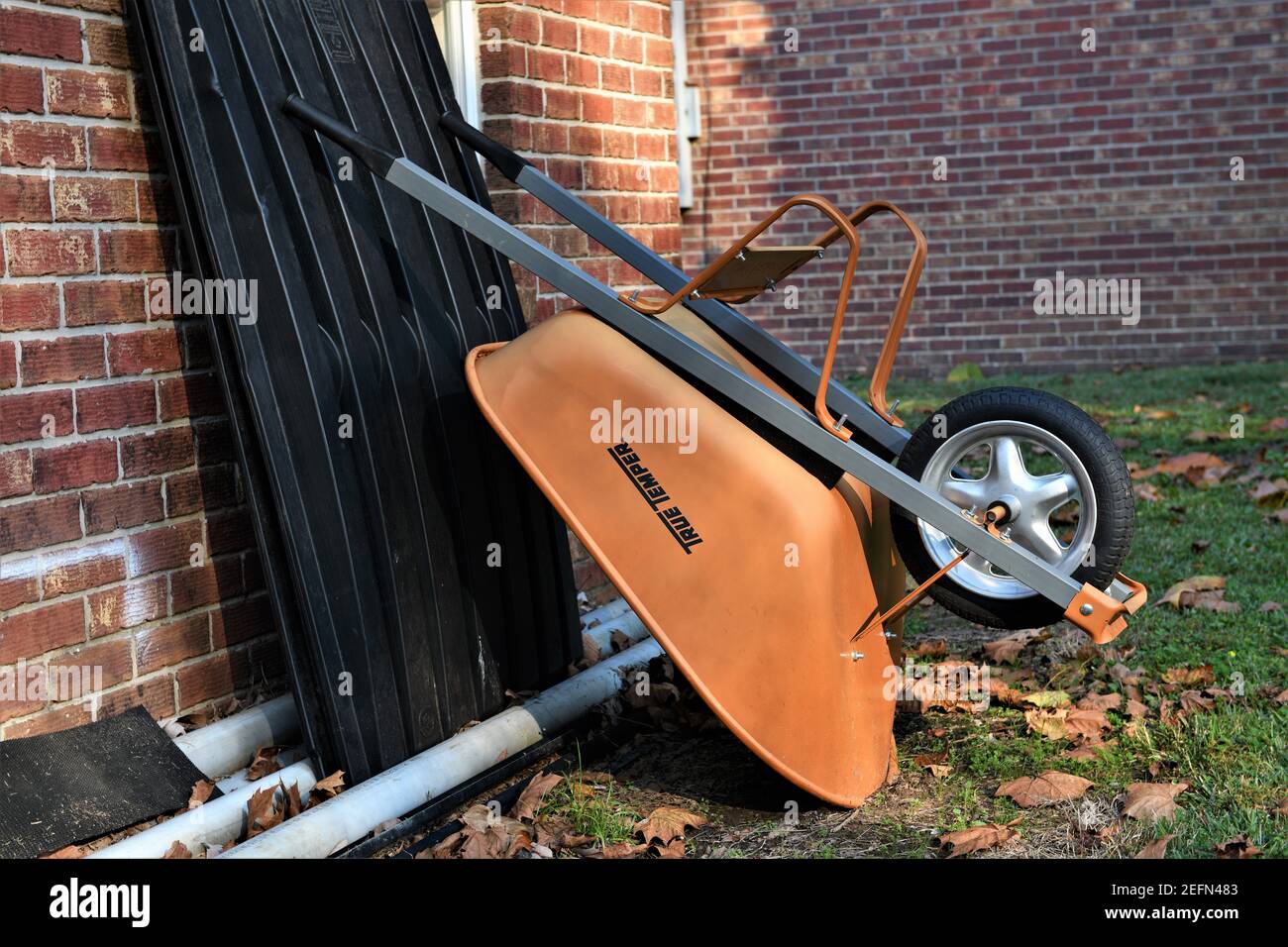 Vecchio capannone rosso di deposito del mattone. Foto Stock