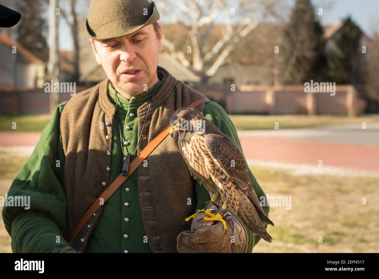 Cacciatore con uccello di preda a portata di mano Foto Stock