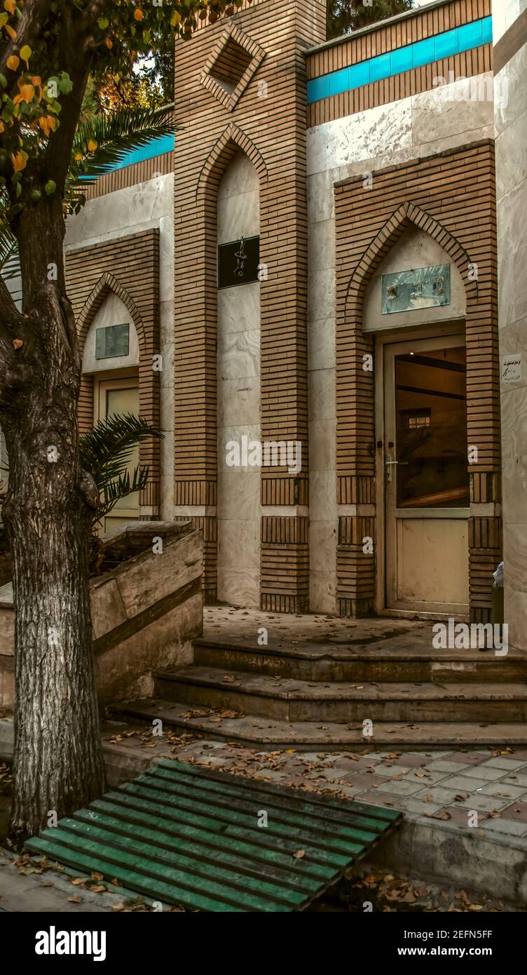Facciata in classico stile orientale dell'edificio del centro culturale con una porta in un telaio a portale calciato di colore bianco Mattone nella città di Teheran su Razin Foto Stock