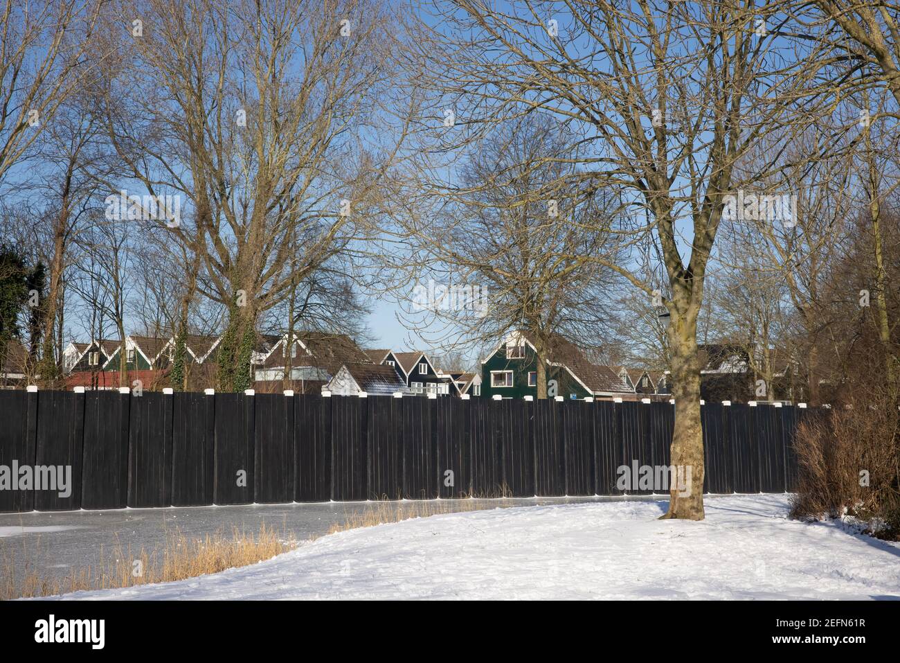 Zona residenziale con vecchia barriera di mare di ex isola Urk Foto Stock