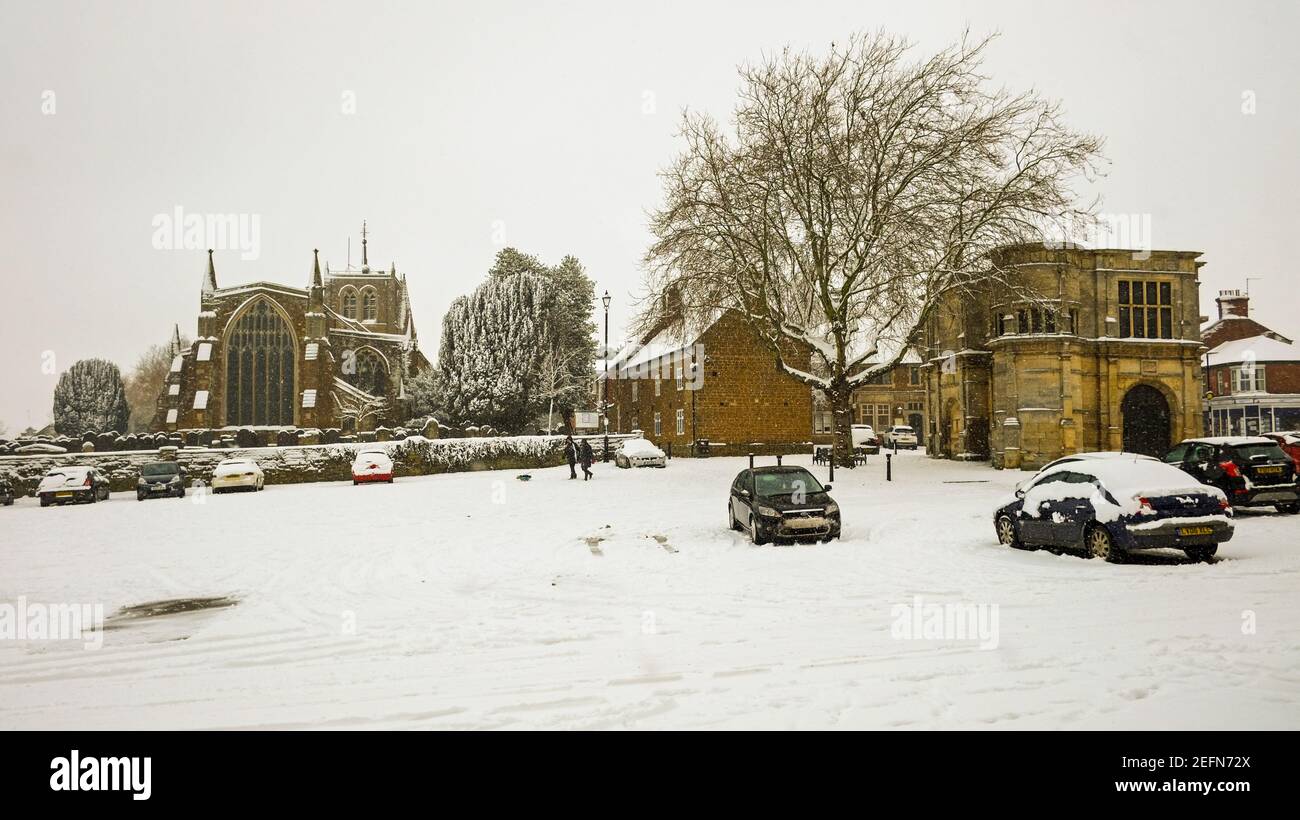 Rothwell Market Square in un giorno invernale di febbraio nevoso nel Regno Unito. Foto Stock