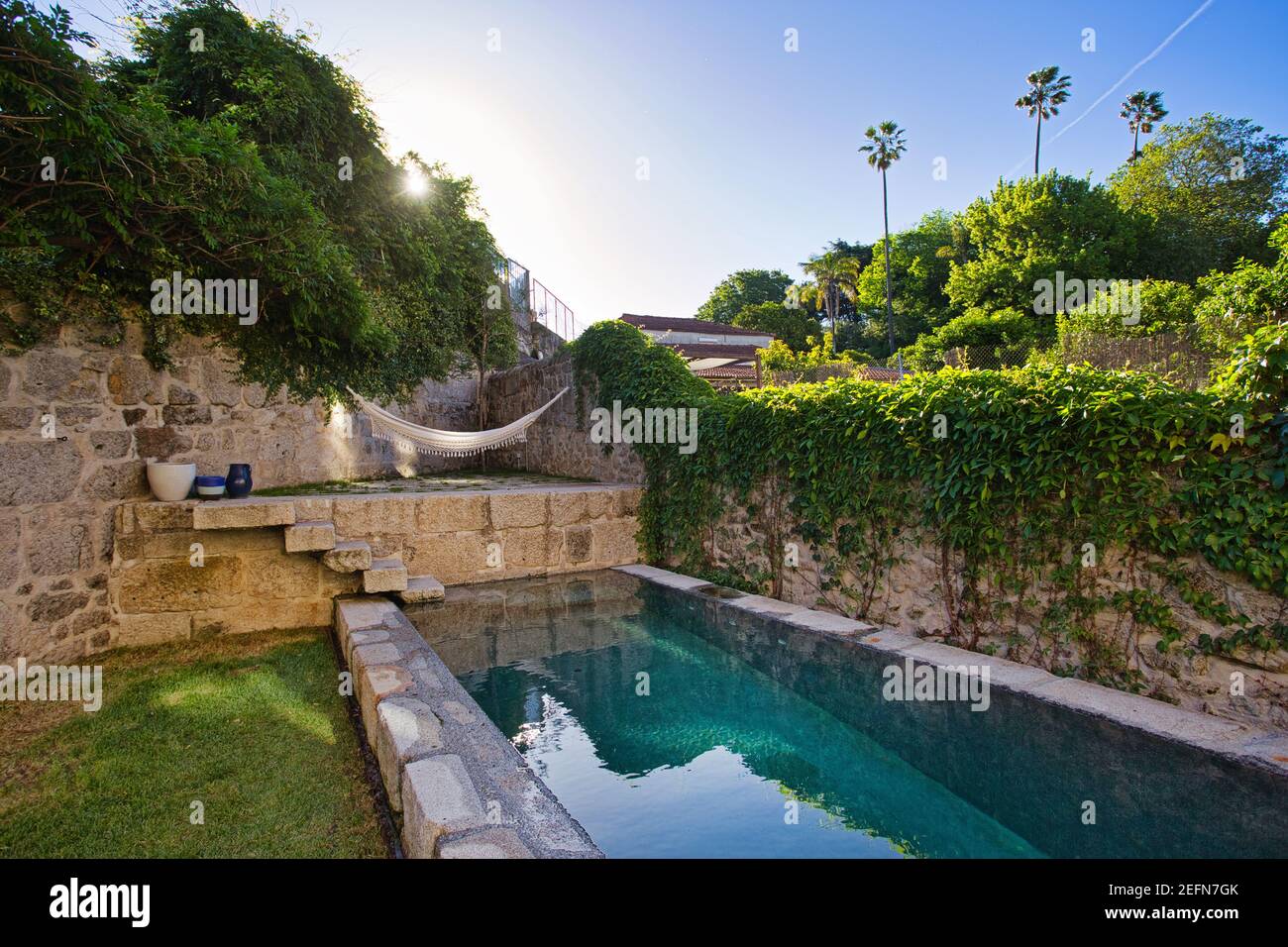 Bellissimo giardino con amaca vicino alla piscina , Porto , Portogallo Foto Stock