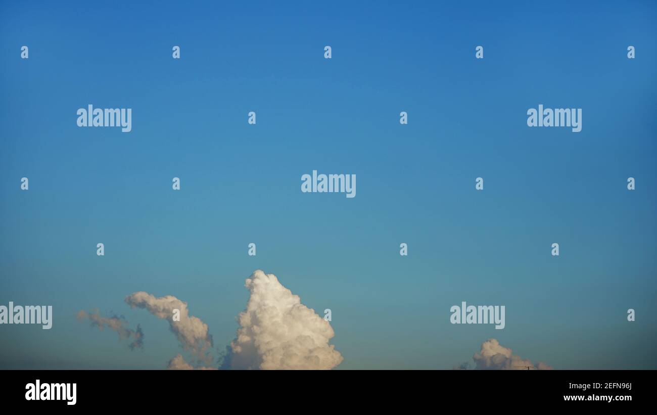 CIELO NUBES ATARDECER AIRE LIBRE DIA Foto Stock