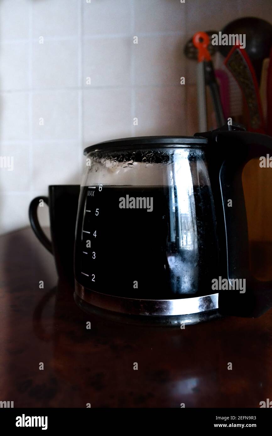 tazza piena di caffè accanto alla tazza nera tabella Foto Stock