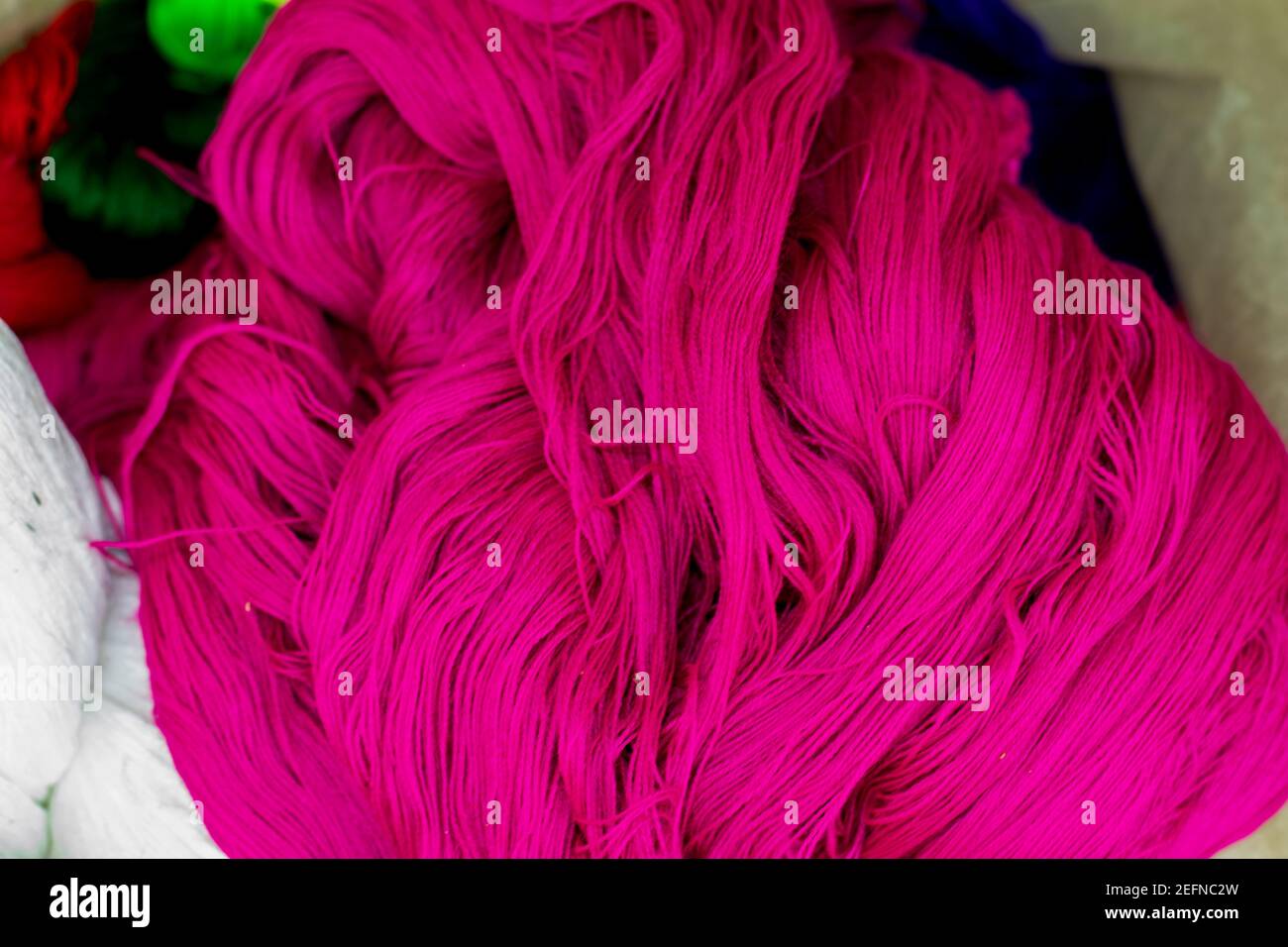 Bel colore rosa verde e blu cotone in massa in un negozio di abbigliamento in cotone biologico per il mercato di massa di alta moda Foto Stock