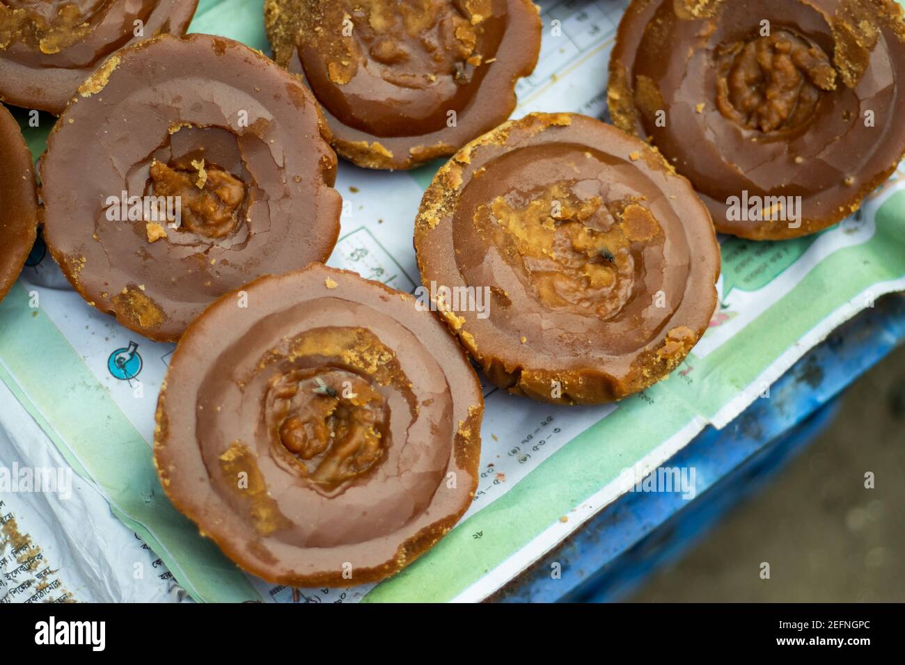 Zucchero scuro di canna un melasso di canna da zucchero o file e pile di Panela colombiana cruda, o zucchero di canna intero non raffinato in Bangladesh Foto Stock