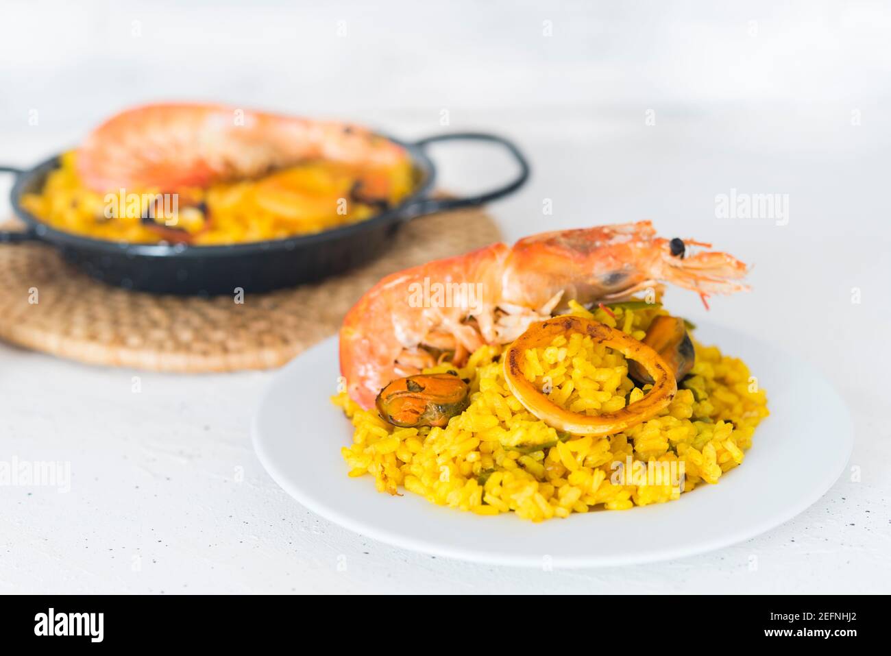Paella cibo tipico spagnolo su fondo di granito Foto Stock