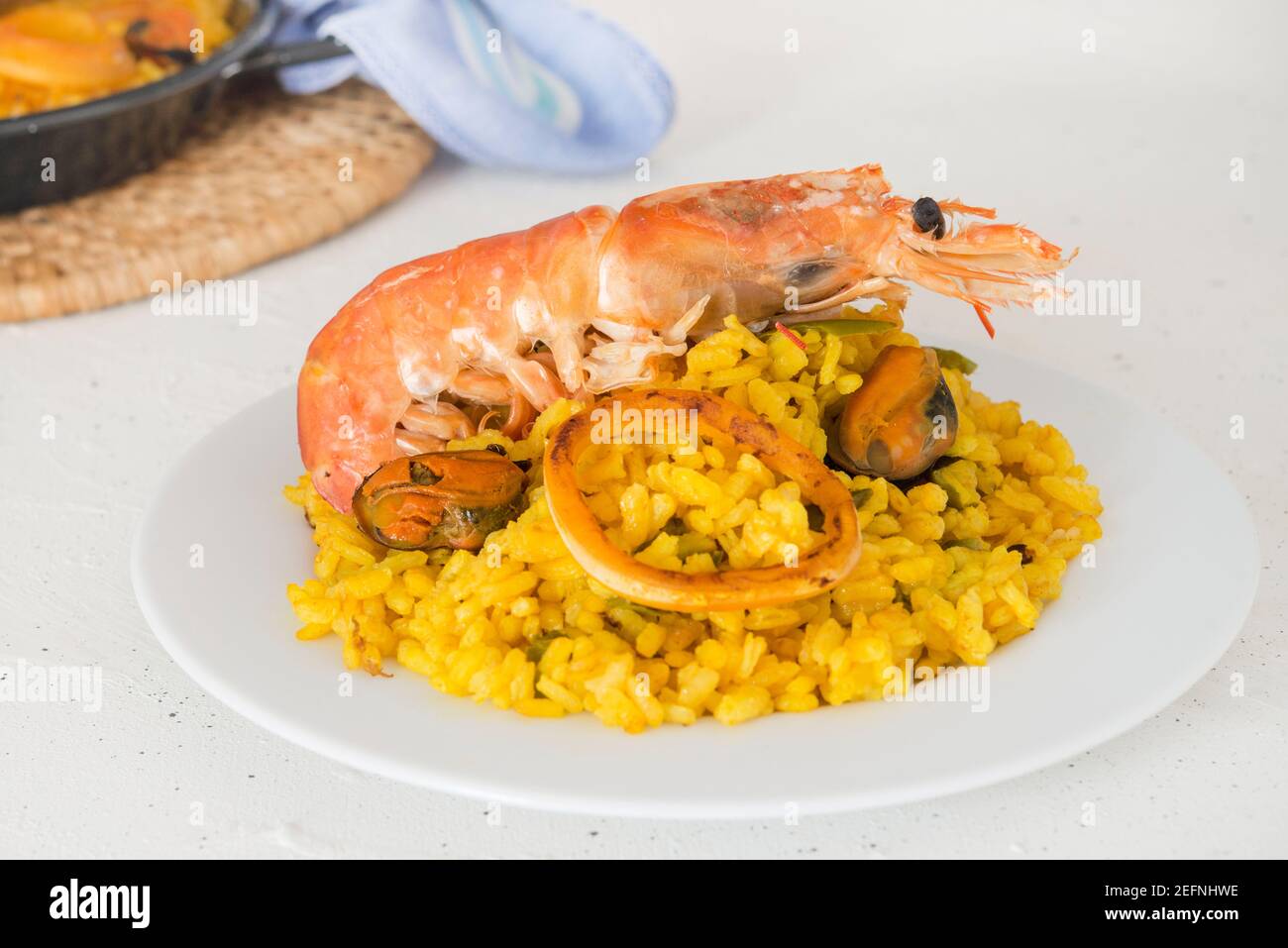 Paella cibo tipico spagnolo su fondo di granito Foto Stock