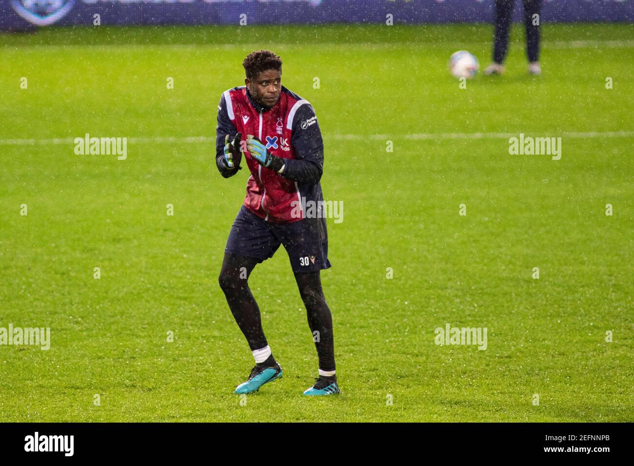 Swansea, Regno Unito. 17 Feb 2021. Il guardiano della foresta di Nottingham, Brice Samba, guarda sopra durante il riscaldamento. EFL Skybet Championship match, Swansea City contro Nottingham Forest al Liberty Stadium di Swansea mercoledì 17 febbraio 2021. Questa immagine può essere utilizzata solo per scopi editoriali. Solo per uso editoriale, è richiesta una licenza per uso commerciale. Nessun utilizzo nelle scommesse, nei giochi o nelle pubblicazioni di un singolo club/campionato/giocatore. pic by Lewis Mitchell/Andrew Orchard sports photography/Alamy Live news Credit: Andrew Orchard sports photography/Alamy Live News Foto Stock