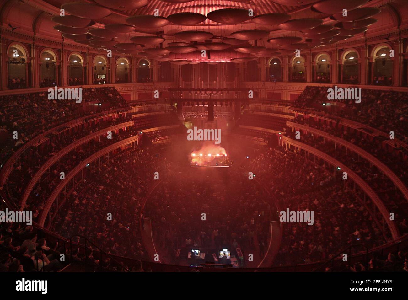 La band post-rock texana Explosions in the Sky si esibisce dal vivo Tappa alla Royal Albert Hall di Londra Foto Stock