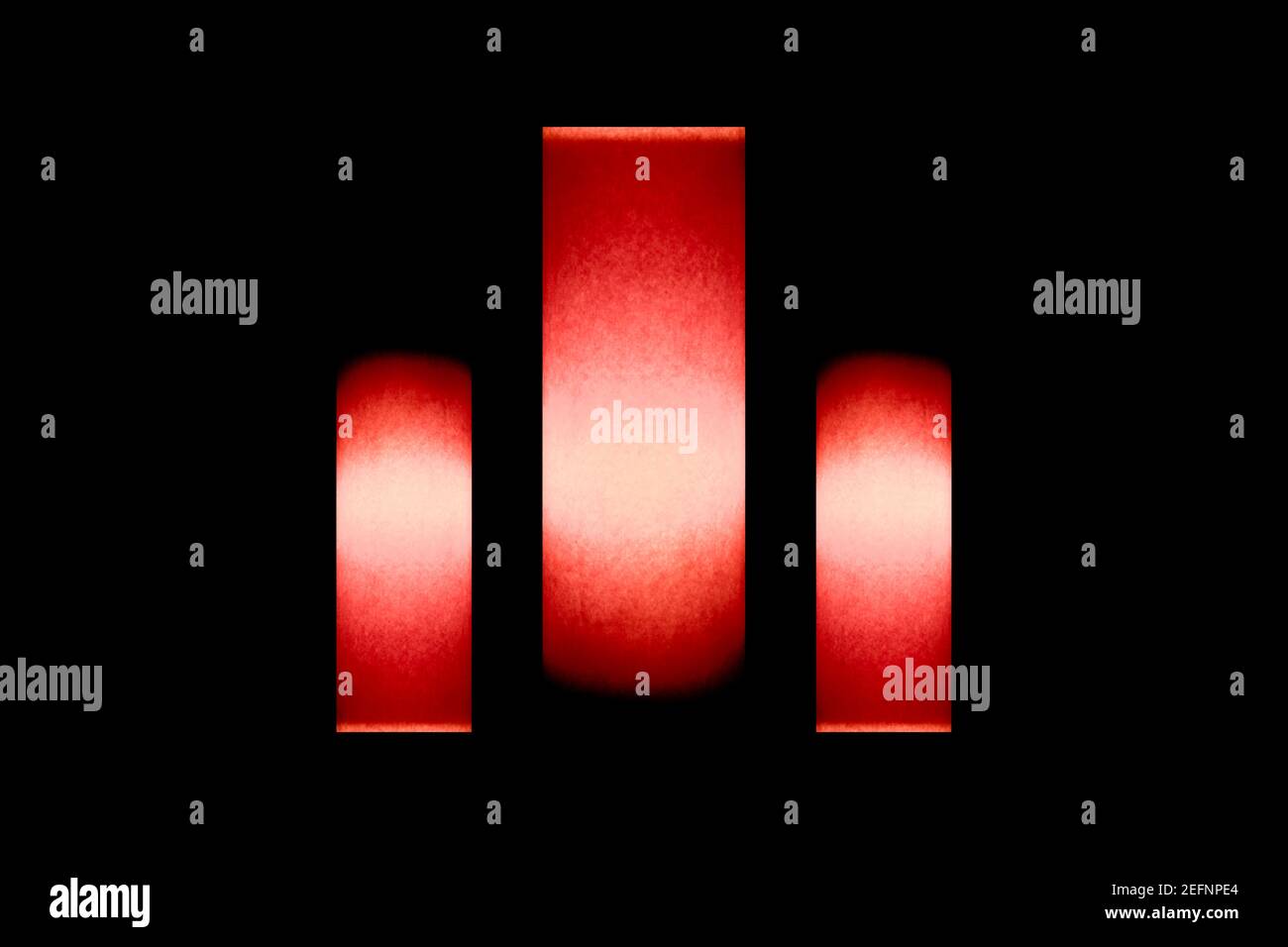Tre colori diversi si illuminano su uno sfondo nero isolato che è stato fatto in carta bianca fuori dalla lampadina Foto Stock
