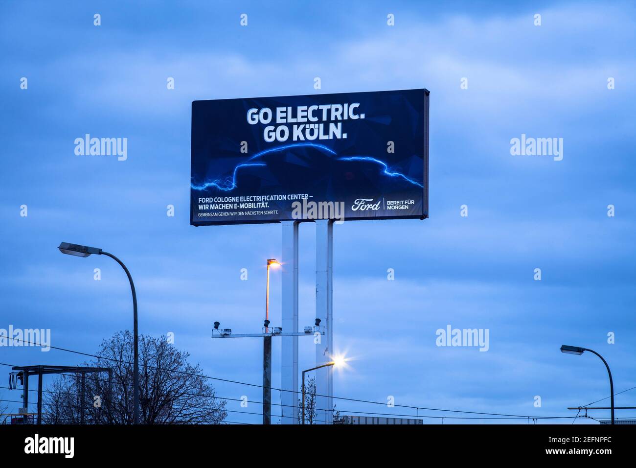 Dal 2023, Ford a Colonia sarà il primo sito Ford in Europa a costruire un'auto puramente a batteria, grande segno pubblicitario presso gli stabilimenti Ford di N Foto Stock