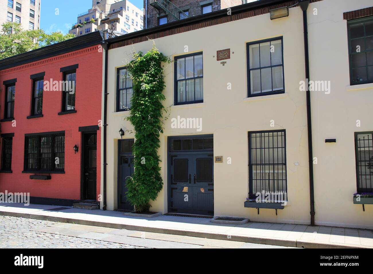 Washington Mews, una strada senza sbocco sul mare con storiche case in carrozza, Greenwich Village, Manhattan, New York City, USA Foto Stock