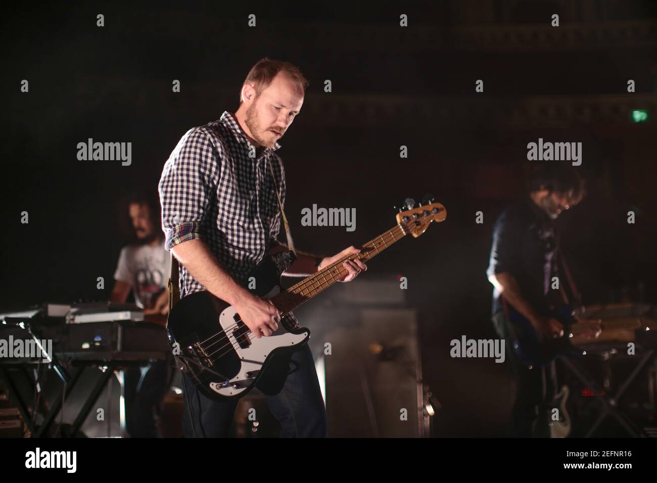Michael James della band post-rock texana Explosions in the Sky Esibendosi dal vivo sul palco presso la Royal Albert Hall di Londra Foto Stock