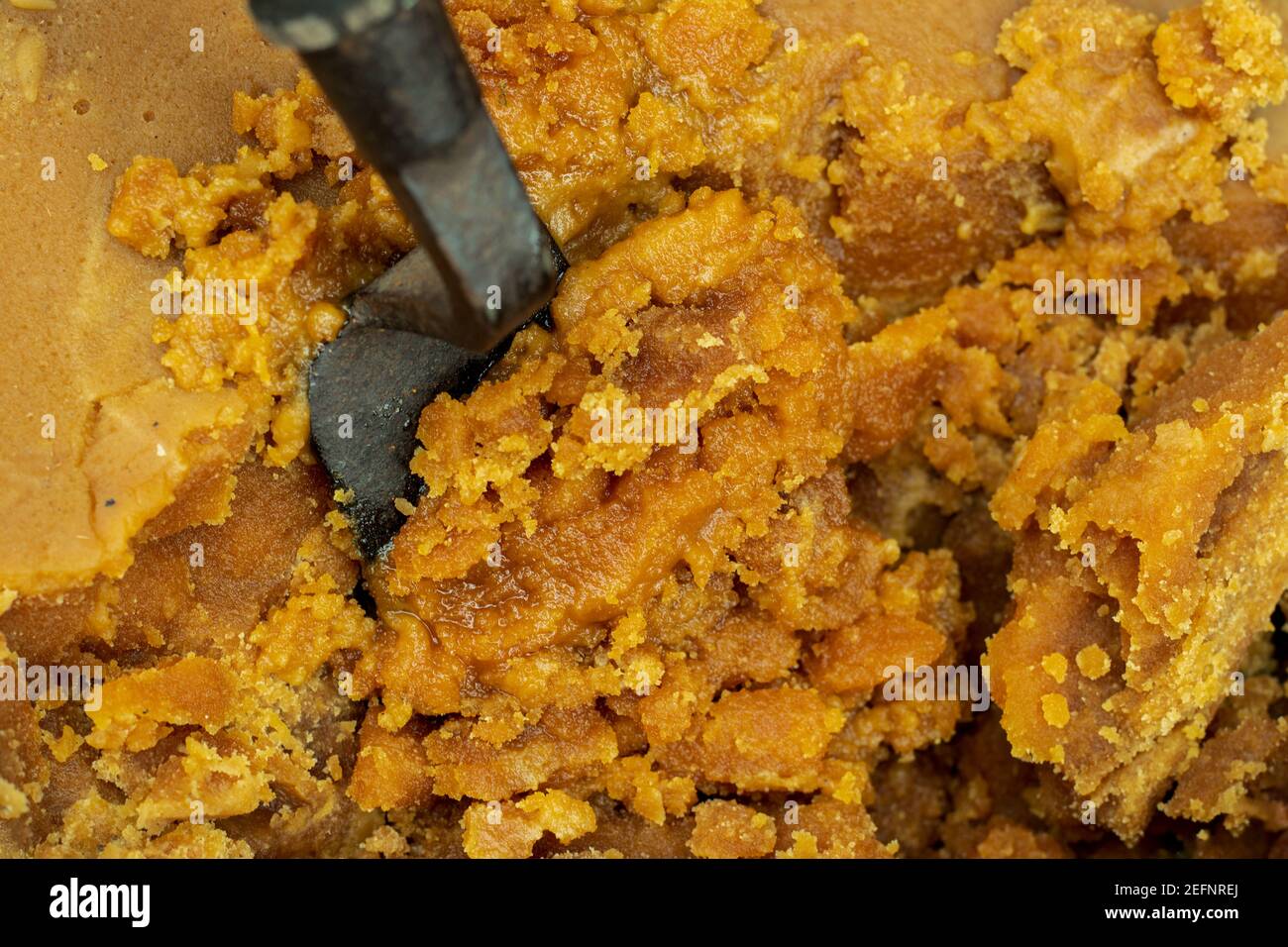 Zucchero di canna intero non raffinato o melassa di canna da zucchero e pile di I dolci crudi la Panela colombiana e la jaggery è un tradizionale non centrifugo zucchero di canna Foto Stock