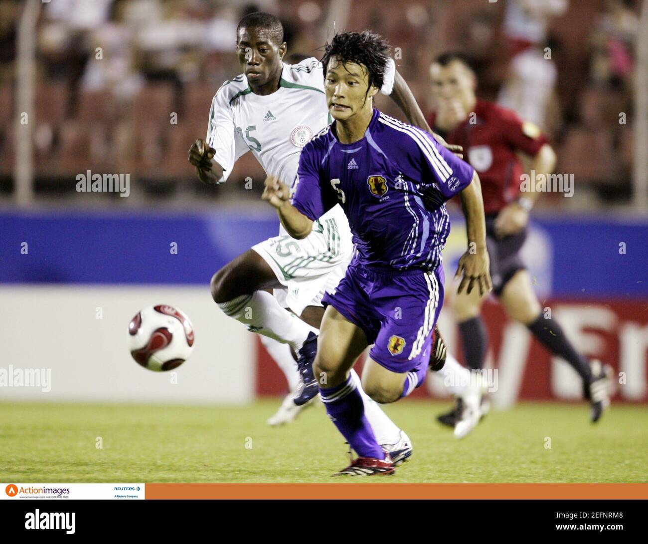 Calcio - Giappone contro Nigeria FIFA Under 17 Campionato Mondiale Corea  2007 Gruppo D - Stadio Gwang-Yang, Gwangyang, Corea del Sud - 22/8/07  Nigeria's Sheriff Isa (L) e Giappone's Shunki Takahashi Mandatory