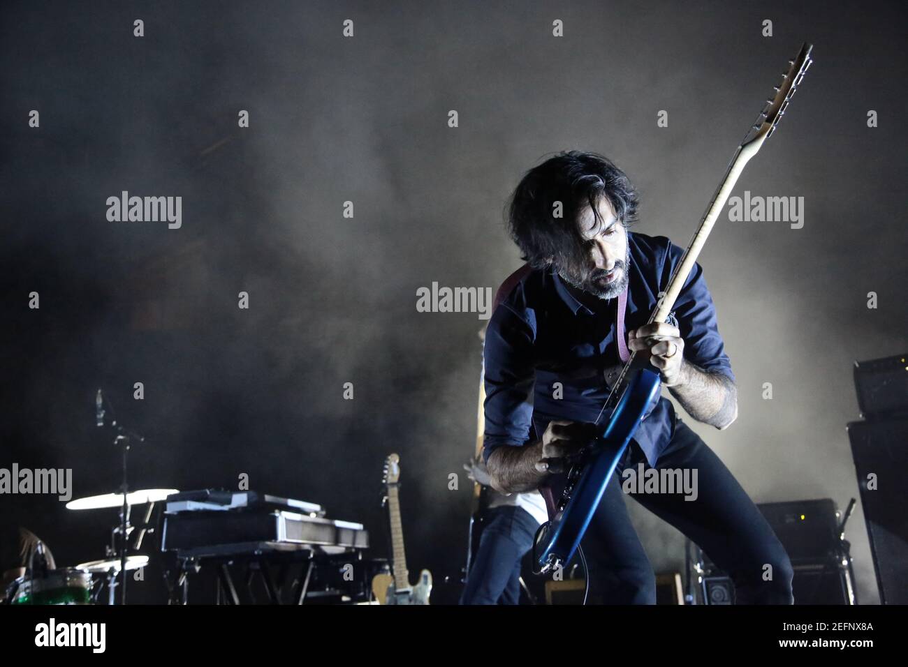 Munaf Rayani di Texan post-rock band Explosions in the Sky Esibendosi dal vivo sul palco presso la Royal Albert Hall di Londra Foto Stock
