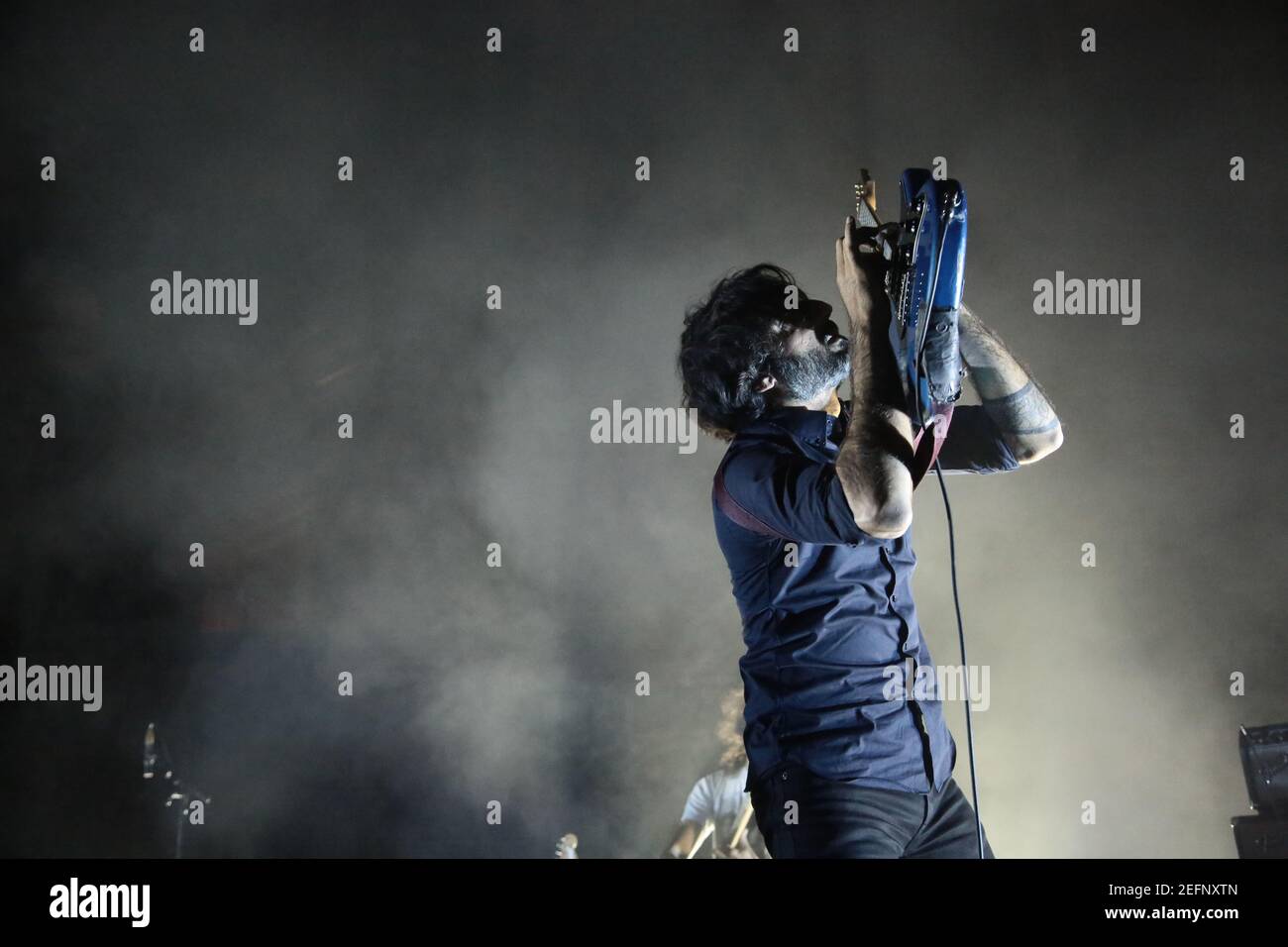 Munaf Rayani di Texan post-rock band Explosions in the Sky Esibendosi dal vivo sul palco presso la Royal Albert Hall di Londra Foto Stock