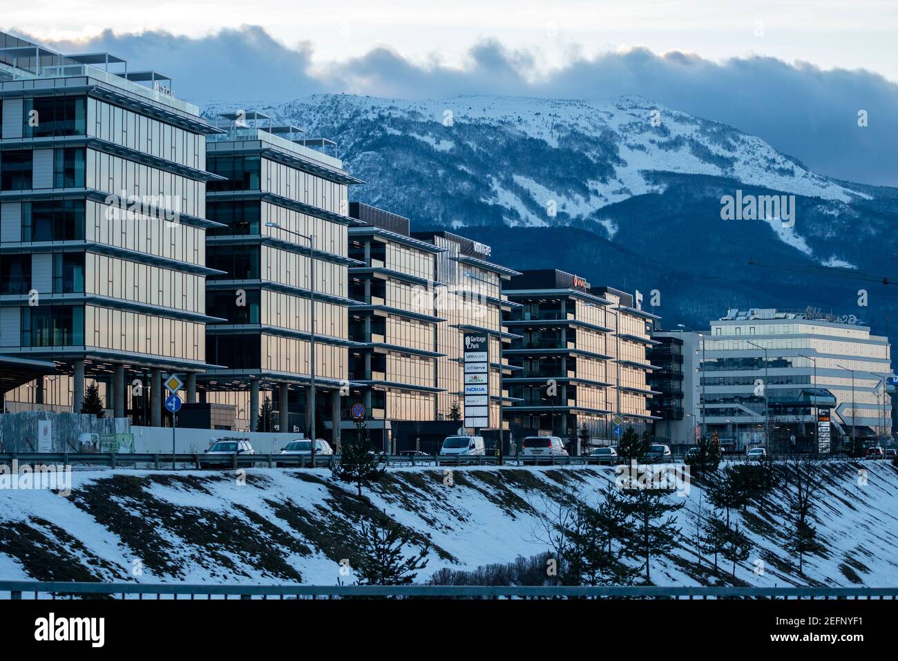 Riflessi del tramonto invernale in nuovi uffici di vetro al Garage Park di Sofia Bulgaria a partire da gennaio 2021. Concetto di urbanizzazione dell'infrastruttura Foto Stock