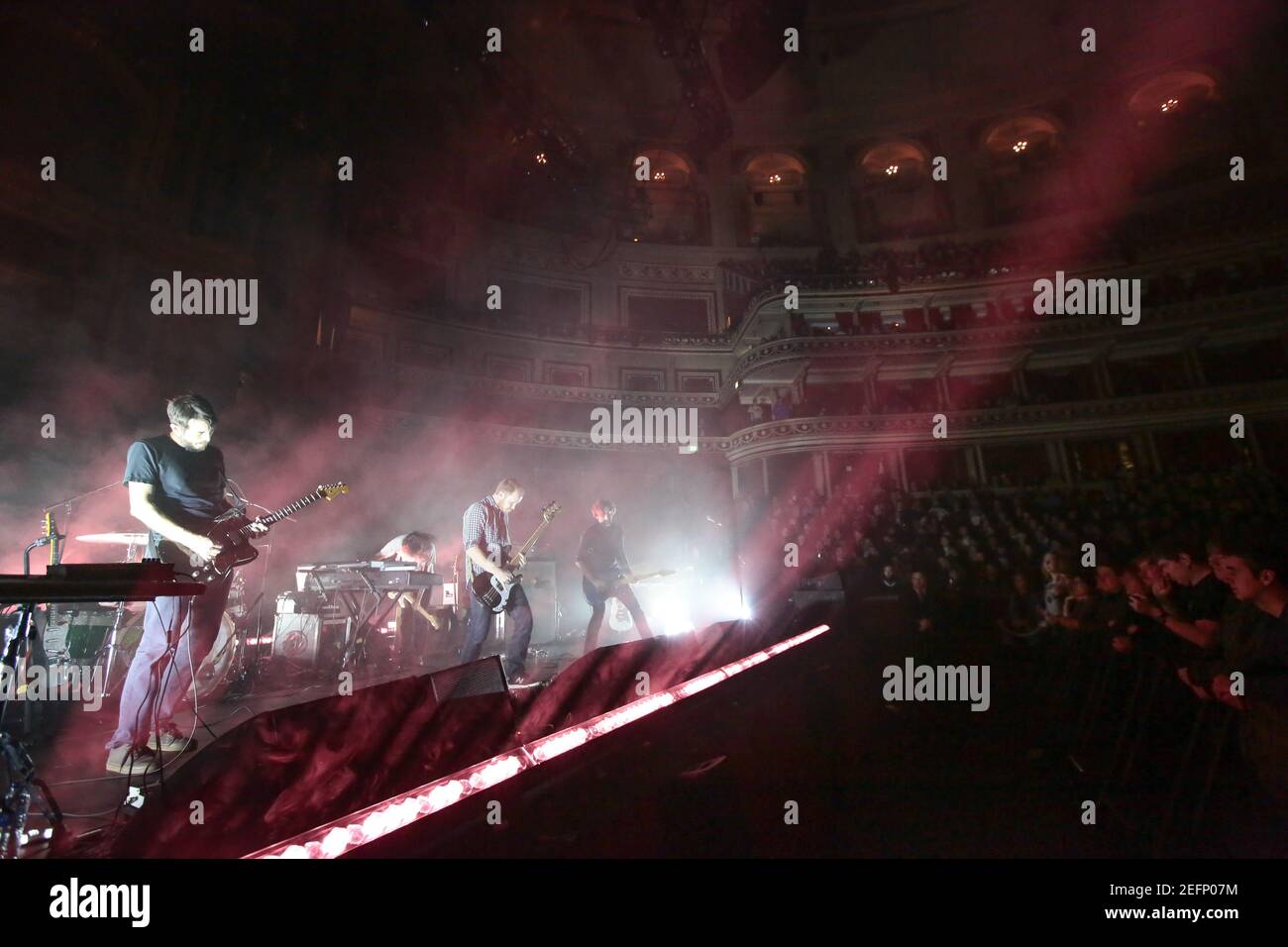 La band post-rock texana Explosions in the Sky si esibisce dal vivo Tappa alla Royal Albert Hall di Londra Foto Stock