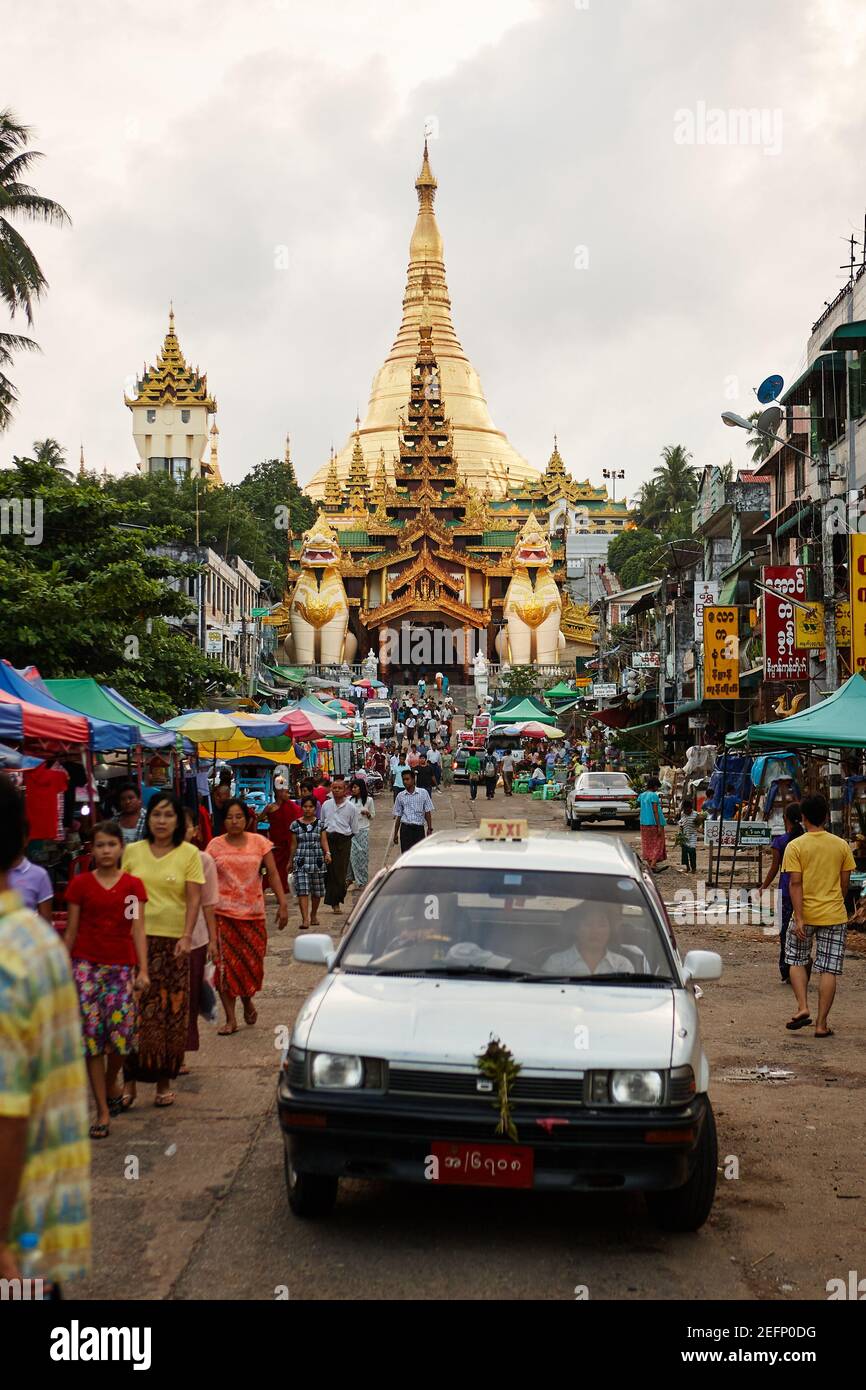 Shwedagon Pagoda, il più antico stupa buddista del mondo, a Yangon, Myanmar. Foto Stock