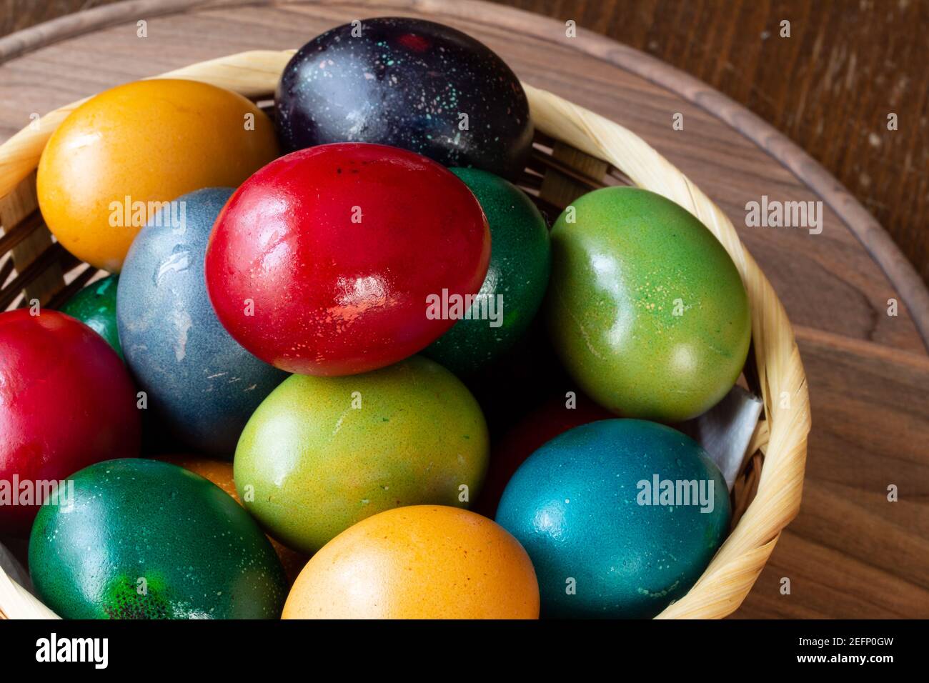 Uova di Pasqua con fiori - sfondo di legno Foto Stock