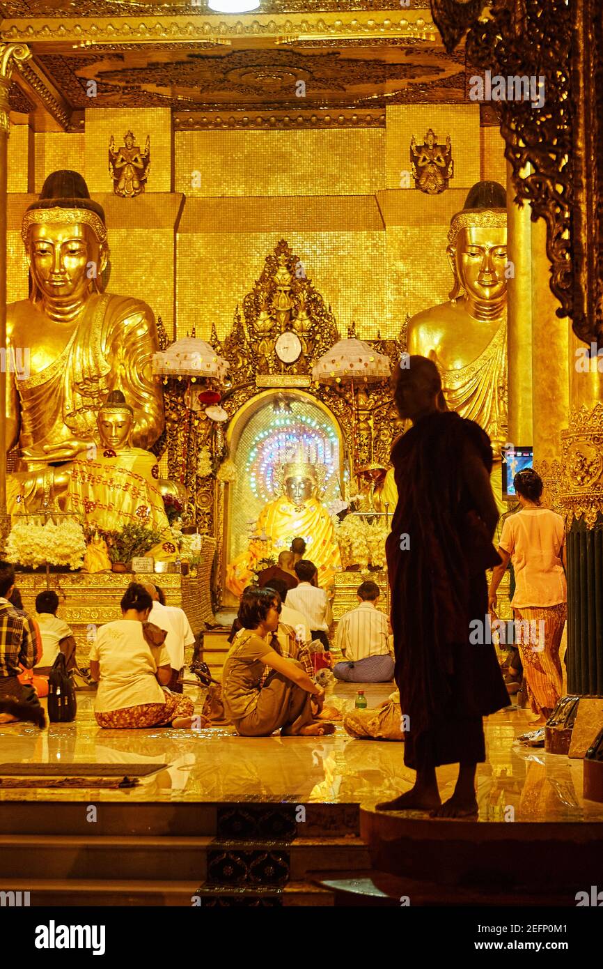 Shwedagon Pagoda, il più antico stupa buddista del mondo, a Yangon, Myanmar di notte. Foto Stock