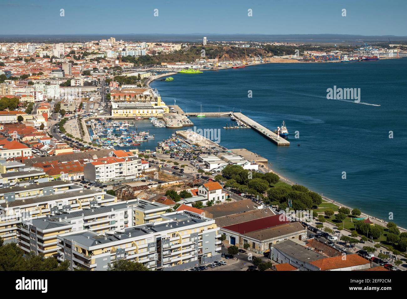 Paesaggio della zona lungo il fiume della città di Setúbal in Portogallo, con il porto di pesca come punto centrale. Foto Stock