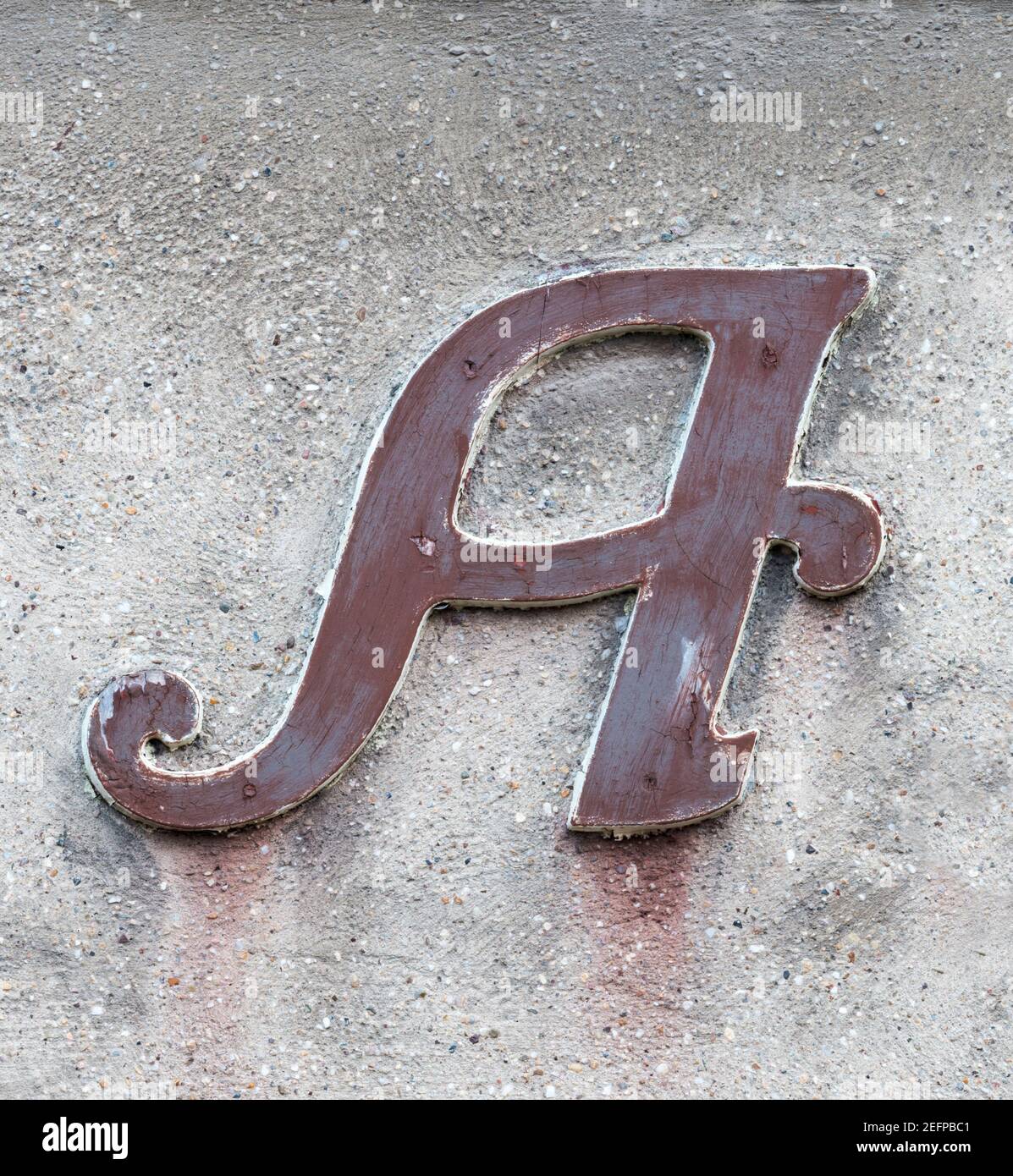 Lettera storica A di un carattere pubblicitario in rosso-marrone Foto Stock