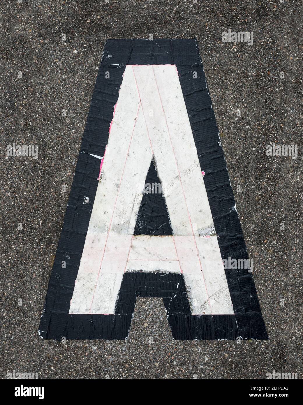 Lettera A composta da strisce adesive nere e bianche Foto Stock