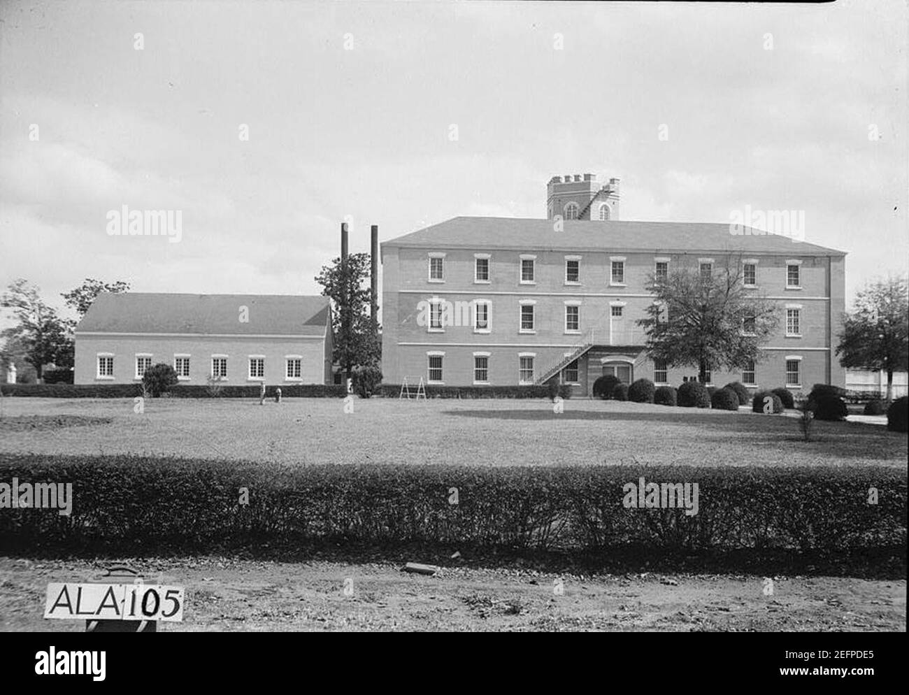 Old Mount Vernon Arsenal Barracks e Old Mess Hall dal retro. Foto Stock Old Mount Vernon Arsenal Barracks e Old Mess Hall dal retro. Foto Stock