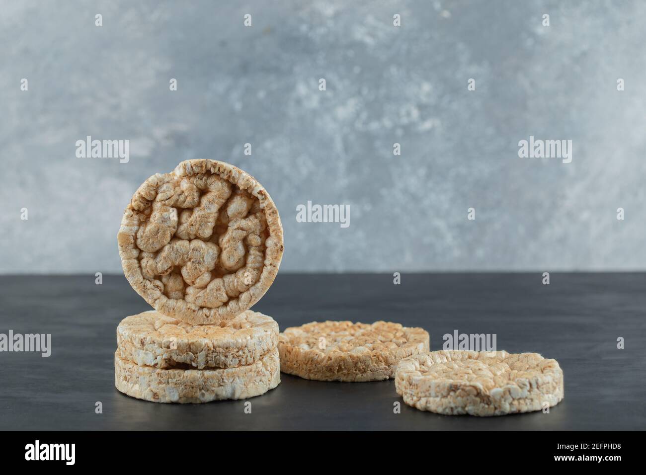 Mucchio di torte di riso soffiato su sfondo marmoreo Foto Stock