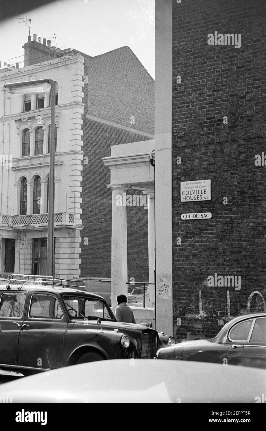 UK, West London, Notting Hill, 1973. Il lato di Colville Houses, cul-de-sac, ora demolito e la casa ri-costruita. Sulla sinistra si trovano le case in Colville Square. Foto Stock