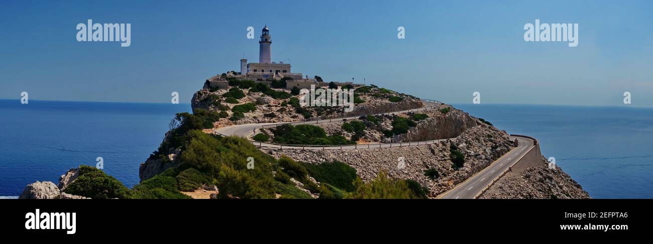 Panorama di una strada tortuosa che conduce al faro di Formentor a Maiorca, con splendida vista sul mare Foto Stock