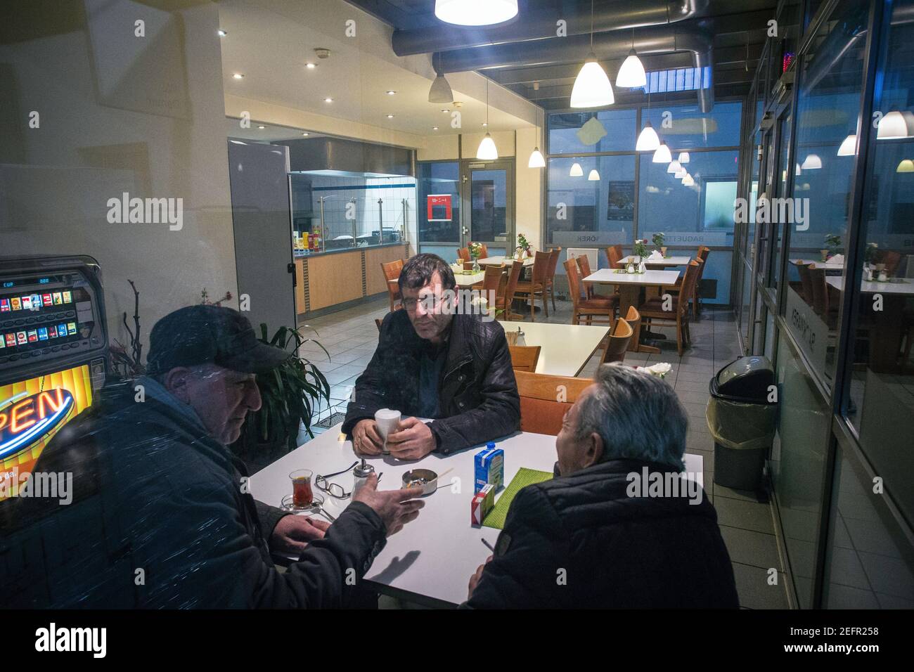 Lavoratori che bevono insieme il tè dopo il lavoro a Bremer Großmarkt (Mercato all'ingrosso) Brema, Germania Foto Stock