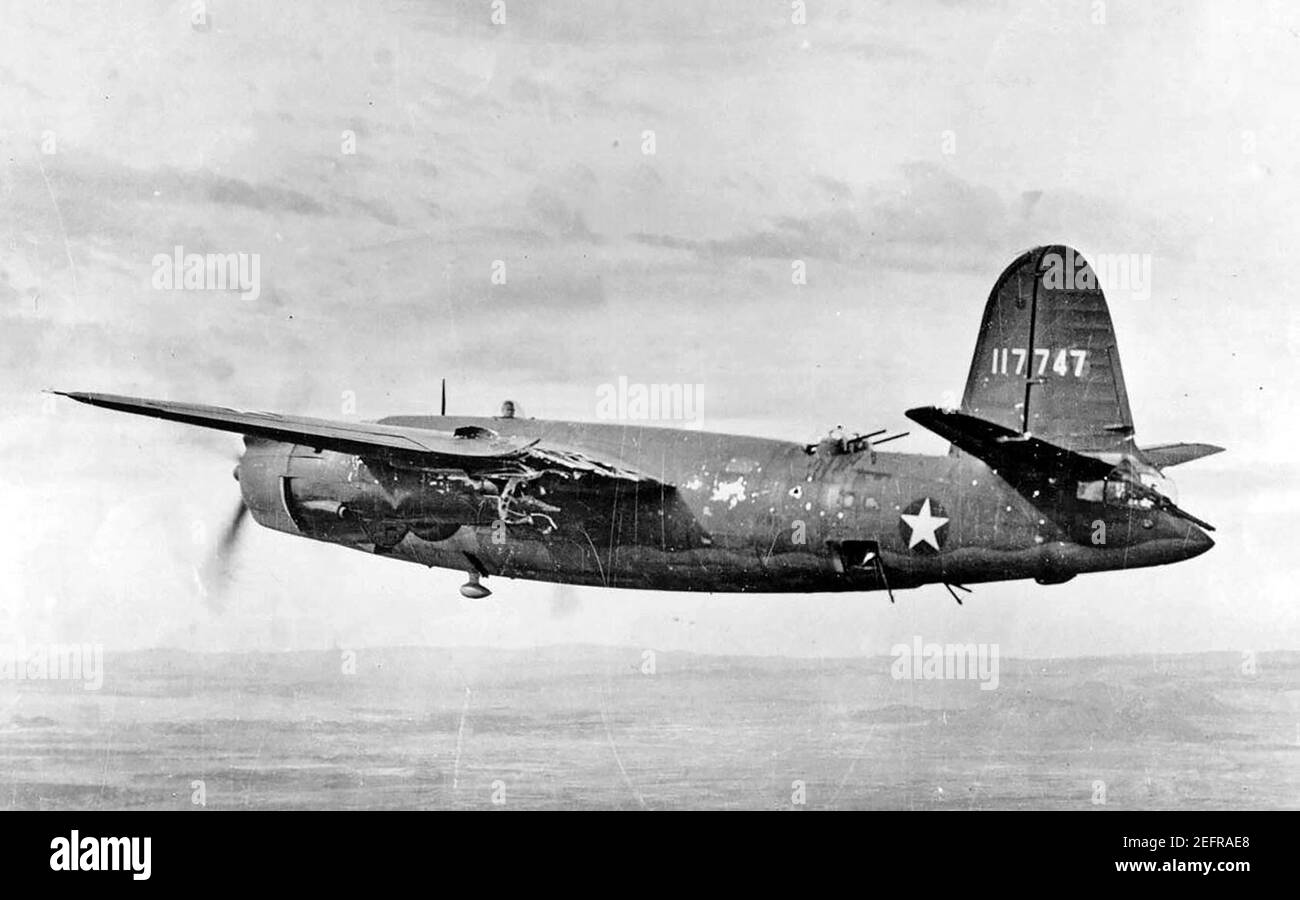 Martin B-26B-1-ma (S/N 41-17747) soprannominato 'Earthquake McGoon' del 37° Squadron bombardamento, 17° gruppo bombardamento con danno flak alla navicella del motore n. 1, ala sinistra e passaruota, nel settembre 1943. Notare le porte del carrello di atterraggio mancanti, settembre 1943 Foto Stock