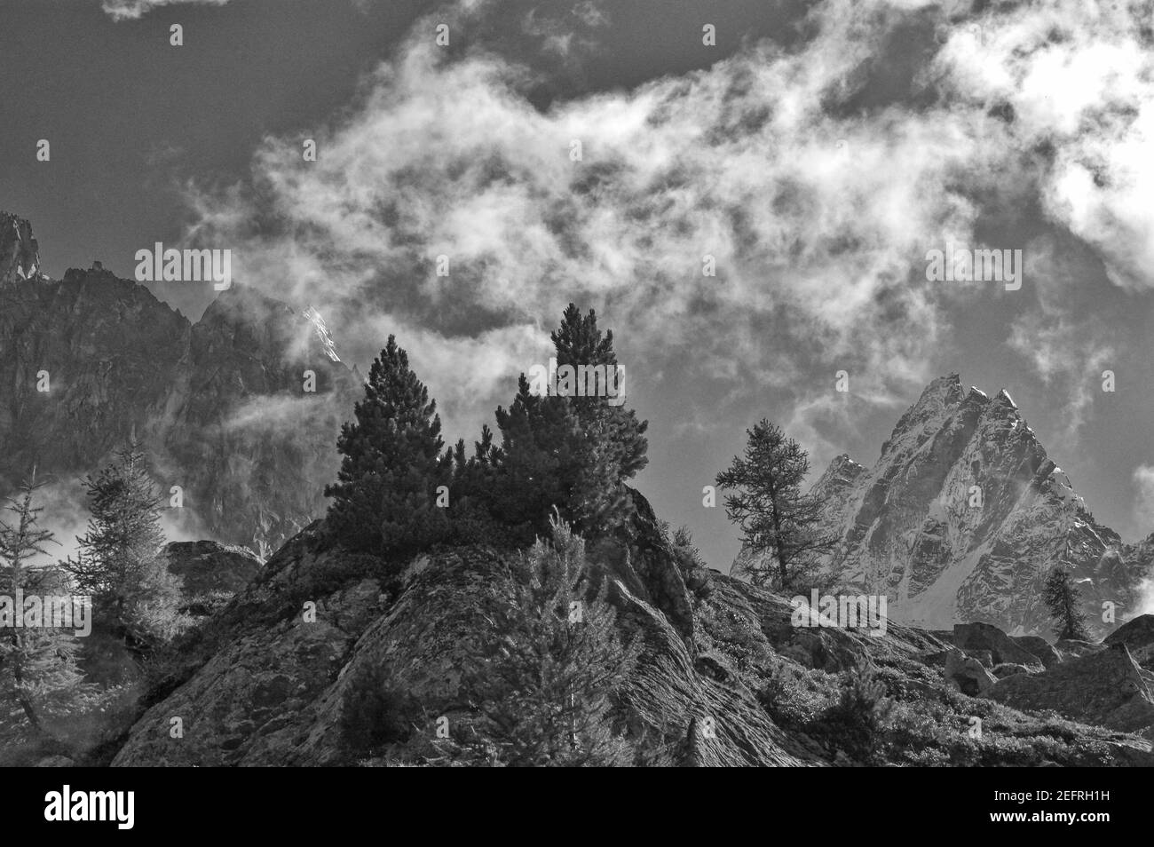 L'Aiguille de Blaitière e de Grepon come visto dai Montenvers al percorso di Plan d'Aiguille, Chamonix, Alpi francesi Foto Stock
