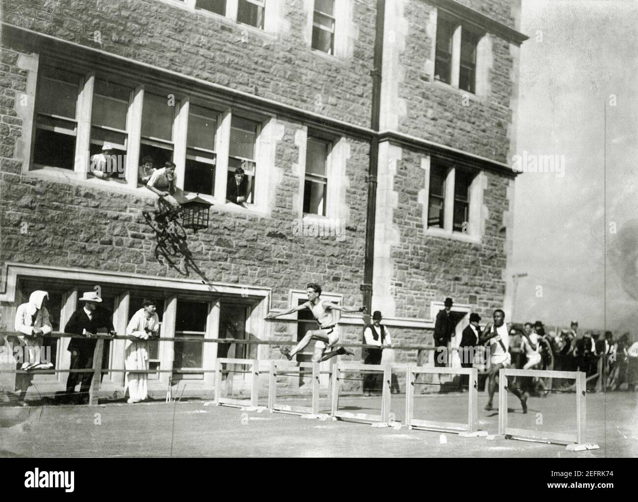Olimpiadi- fine della corsa di 200 metri alle Olimpiadi del 1904. H.L. Hillman, N.Y. Athletic Club, First; George Poage, Milwaukee Athletic Club, terzo. Foto Stock