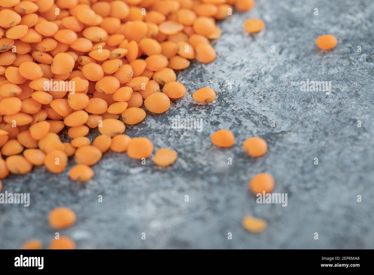 Mucchio di lenticchie rosse isolato su sfondo grigio Foto Stock