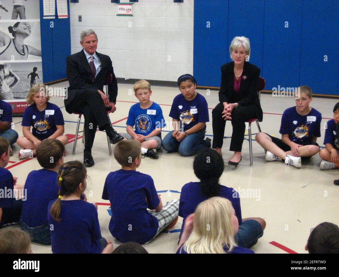 Venerdì 14 maggio, il Segretario dell'HHS Kathleen Sebelius ha visitato la Templeton Elementary School a Bloomington, IN. Qui lei e il congressista Baron Hill parlano con gli studenti dell'importanza dell'attività fisica. Foto Stock