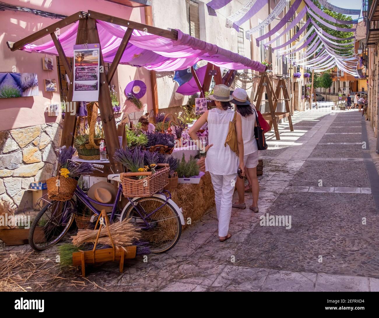 Bancarella del mercato di strada al mercato del festival della lavanda in Brihuega che vende i prodotti di lavanda bouquet, Guadalajara, Spagna Foto Stock