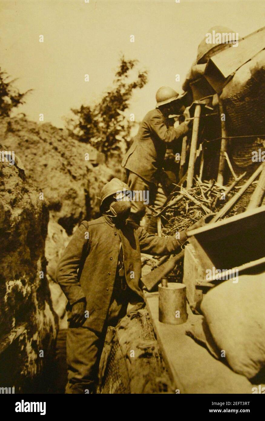 Sulla Peggora, sentinelle italiane che avvisano di un attacco di gas (28687971462). Foto Stock