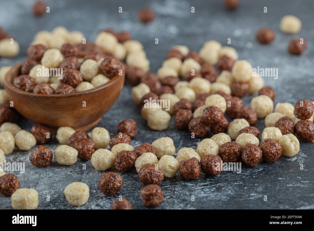 Una ciotola di legno piena di mais dolce bianco e marrone sfere Foto Stock