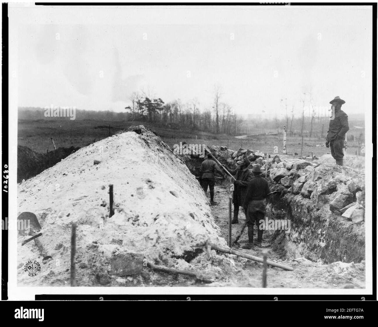 Una delle trincee pronte per la ricezione dei corpi presso il cimitero di Fère-en-Tardenois - Signal Corps, U.S.A. Foto Stock