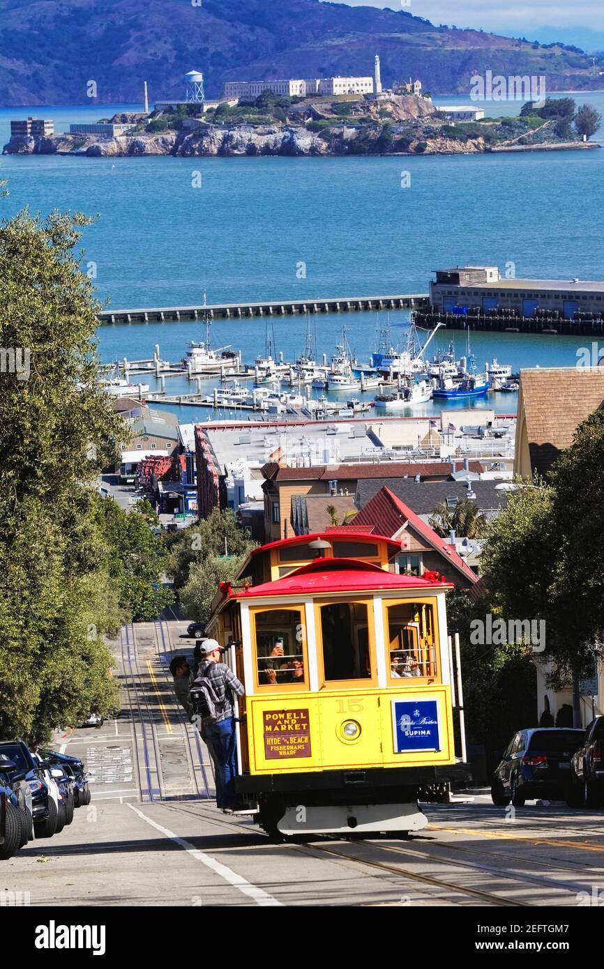 Angolo di Alta Vista di una funivia che viaggiano su una collina di San Francisco, California Foto Stock