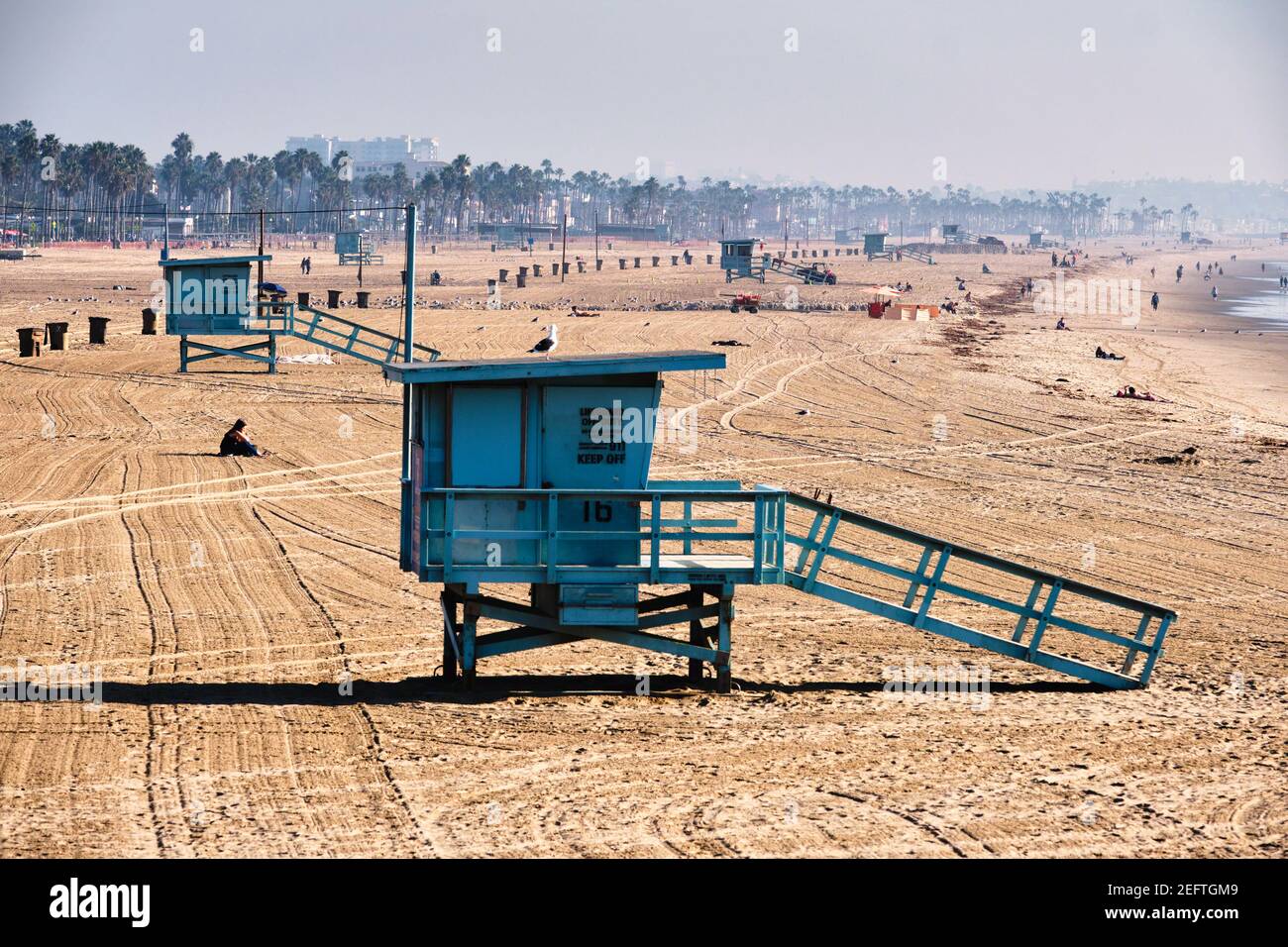 Vista ad angolo alto di una spiaggia con stazioni di salvataggio, Santa Monica, Los Angeles, California, Stati Uniti Foto Stock